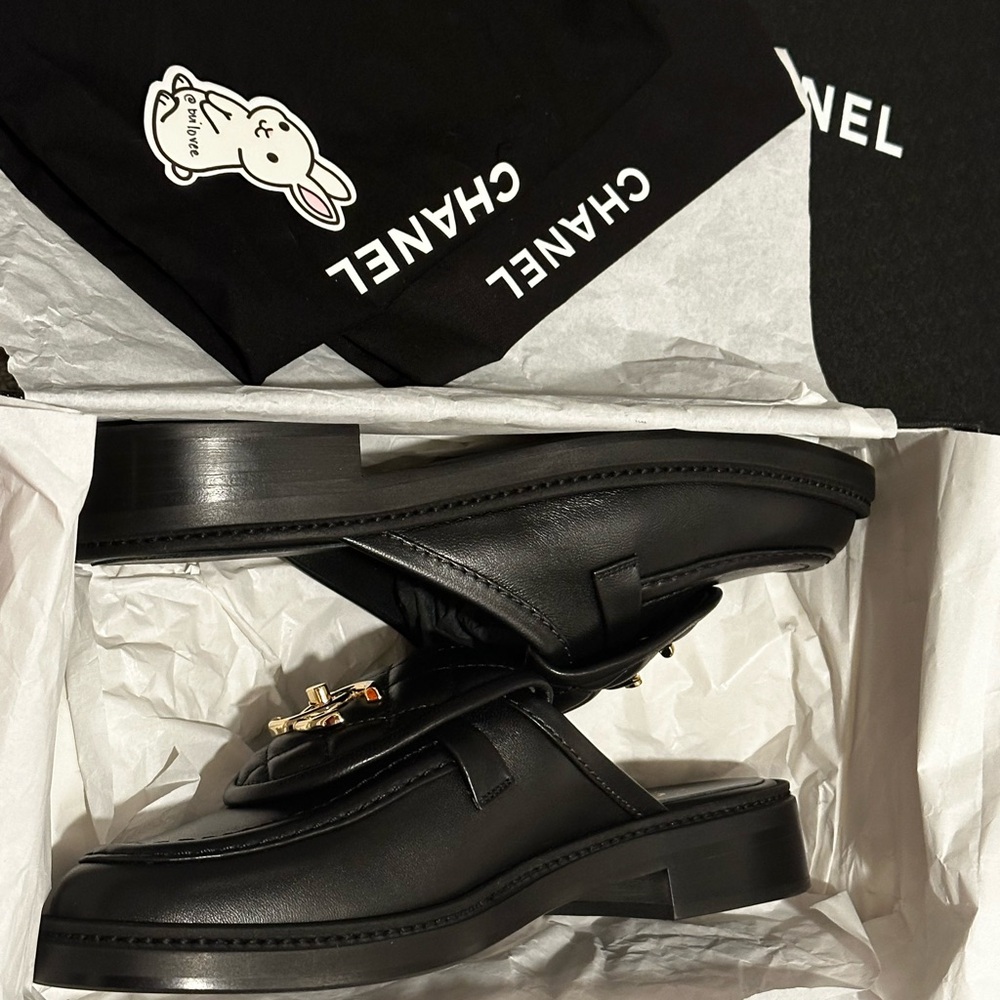 Chanel Shoes Loafers Black Quilted 25C Turnlock Mules Slides 37.5C EU NIB - Picture 10 of 11